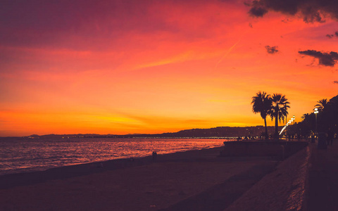 明亮的彩色日落海滩在尼斯