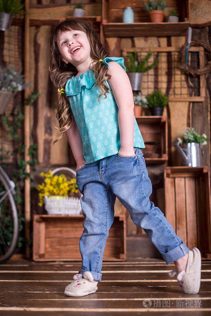 复活节装饰品背景下的小漂亮女孩