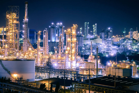 化石燃料精炼厂和石化工业厂房闪光照明与夜间石油工业庄园