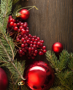 圣诞树和装饰物上木制背景图片