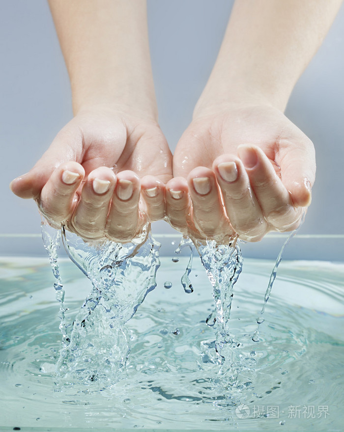 在蓝色的水中手中的女人