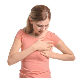 胸部不适胸部疼痛的年轻妇女在白色背景下照片