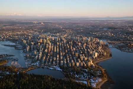 在一个充满活力的日落的市中心城市鸟瞰。在加拿大不列颠哥伦比亚省温哥华拍摄