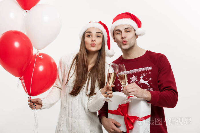 圣诞节概念年轻女友举行气球和香槟玩和庆祝与她的男朋友在圣诞节