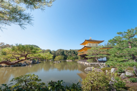 对侧，在日本京都的金阁寺