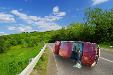 弯曲道路上的车祸图片