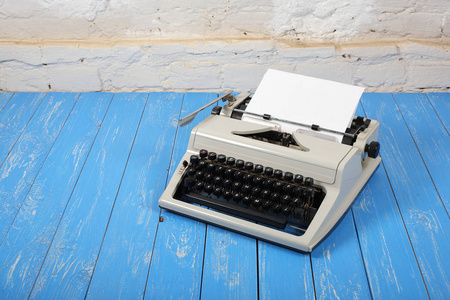 老式的对象-旧复古打字机照片