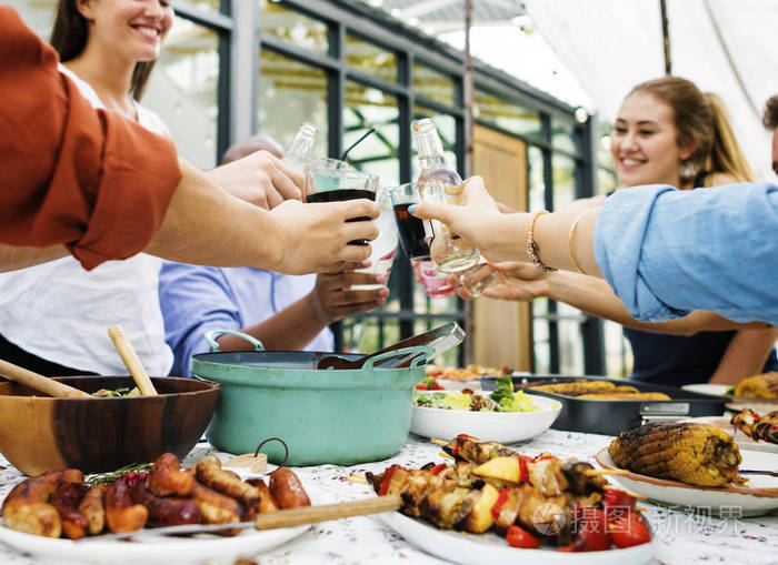 一群不同的朋友一起享受夏日聚会