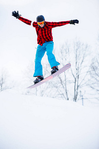 雪地滑雪场滑雪板弹跳运动男子图片