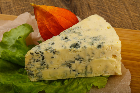 蓝纹奶酪沙拉叶在木质的背景