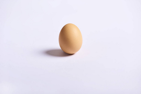 棕鸡鲜蛋在白色背景下分离