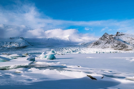 戏剧性的冰岛风景。冰岛 Jokulsarlon 冰川泻湖的冰山景色