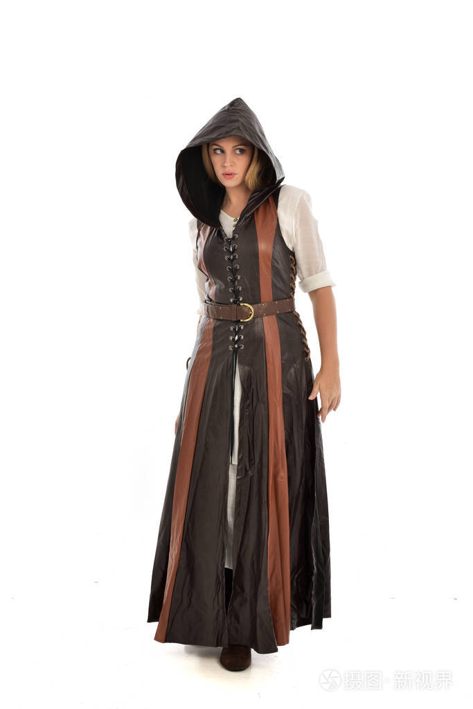 穿褐色皮革的女孩的全长画像中世纪服装站立姿势被隔绝在白色演播室