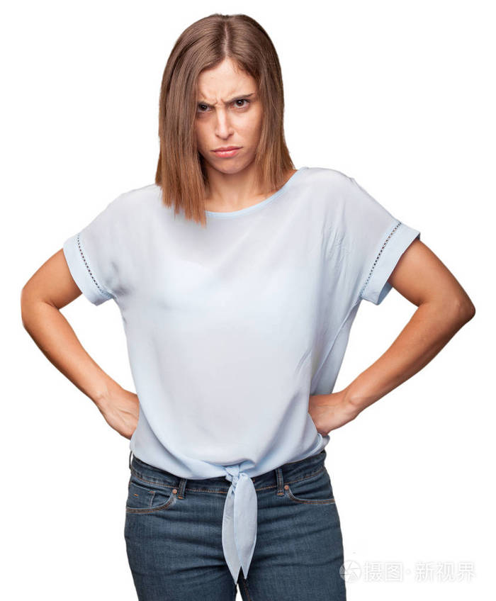 白色背景的年轻愤怒的妇女