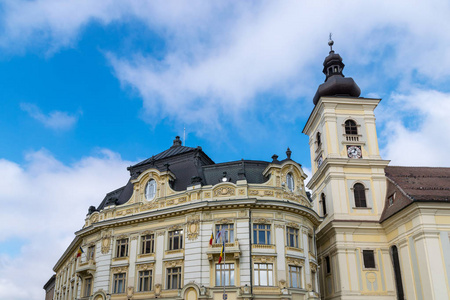 Sibiu 建筑在一个晴朗的天对蓝天