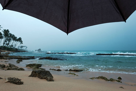 斯里兰卡雨中的海洋观