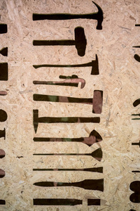 木板上许多工具的雕刻标志图片