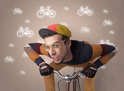 疯子在背景上的自行车骑自行车的人