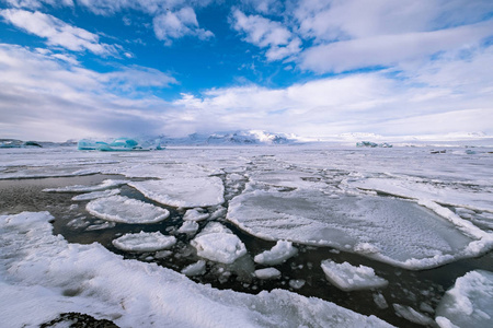 戏剧性的冰岛风景。冰岛 Jokulsarlon 冰川泻湖的冰山景色