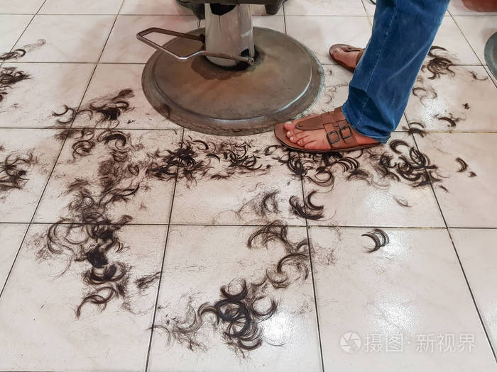 理发店地板上有毛发的肮脏地板