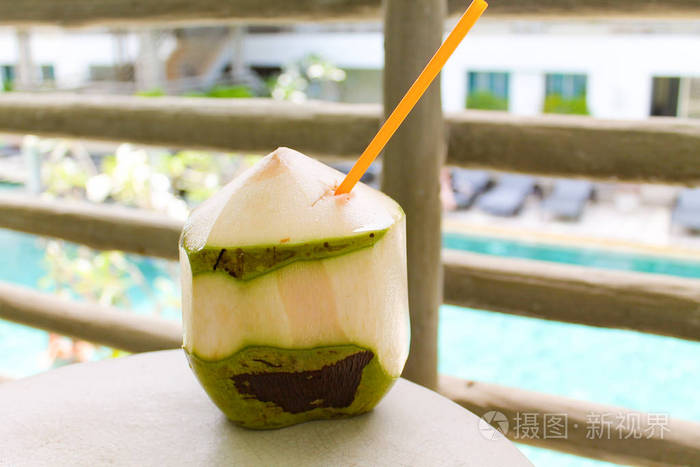 一根吸管的椰子