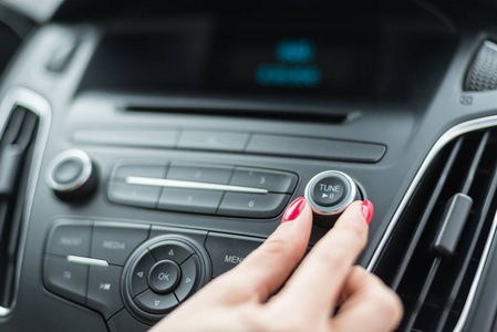 汽车收音机中的女性频率变化