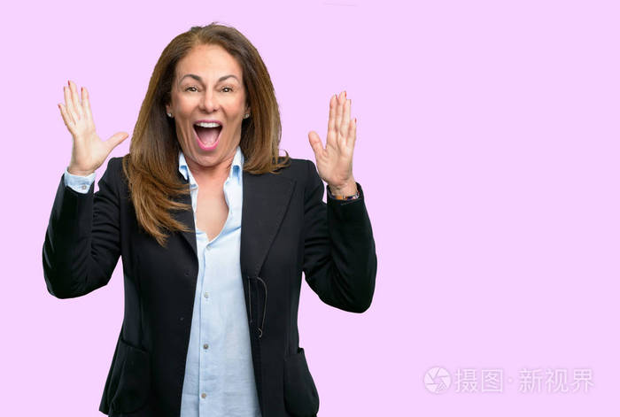 中年商业妇女高兴和惊喜欢呼表达哇手势