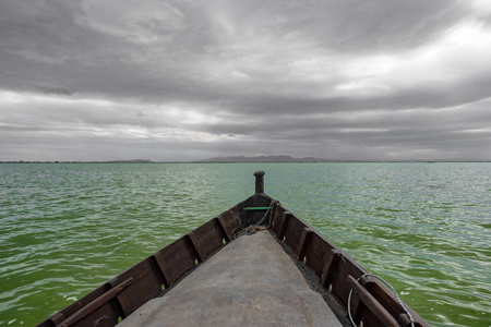 小船在 Albufera 和多云天际, 西班牙