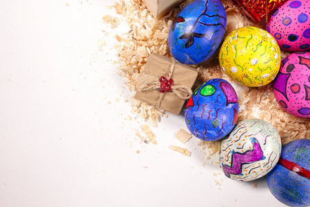 五颜六色的复活节符号鸡蛋和礼品盒