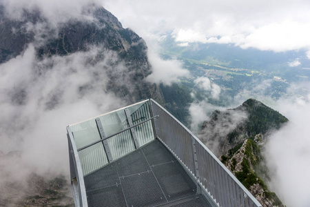 大雾中的 Alpspix 观测平台。巴法力亚阿尔卑斯在德国