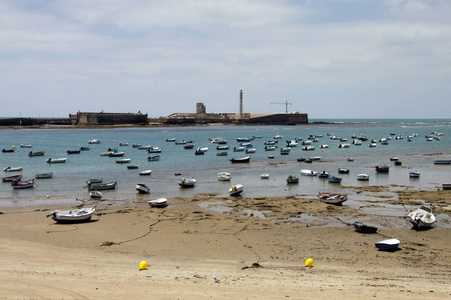 加斯, 西班牙2011年7月4日 在加里斯的圣塞巴斯蒂安要塞附近的大西洋沿岸的船只