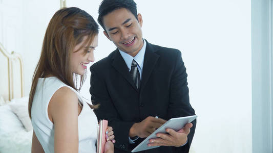 平板产品推销员正在用平板电脑向客户推销产品信息化照片