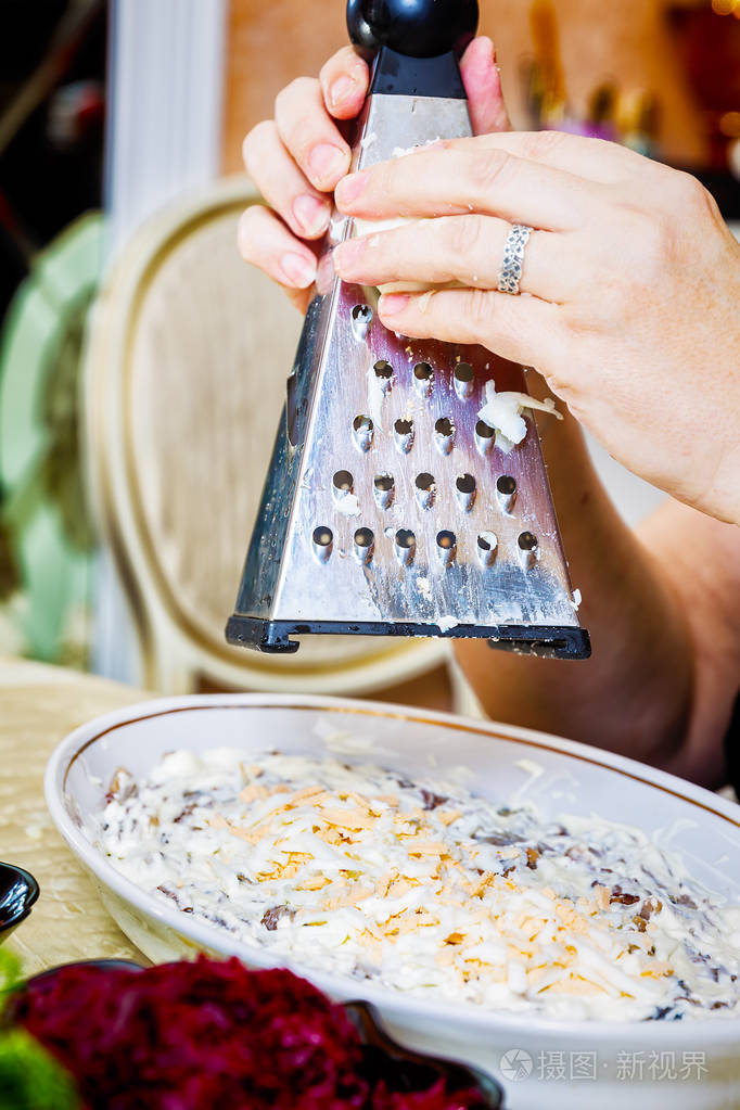 用毛皮大衣制作俄罗斯传统沙拉鲱鱼