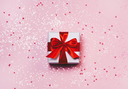 粉红色背景闪闪发光的礼品盒。浪漫情人节问候的概念。文本的位置。顶部视图, 平躺