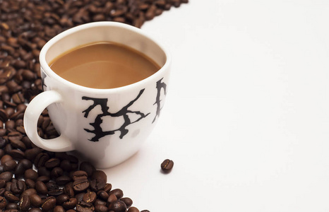 咖啡豆环绕在白色背景下的咖啡杯