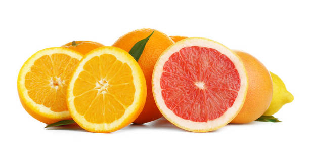 白色背景的美味柑橘类水果