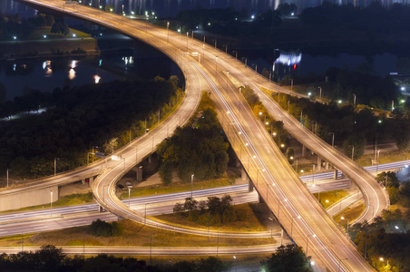 照亮公路路口晚上。维也纳, 奥地利