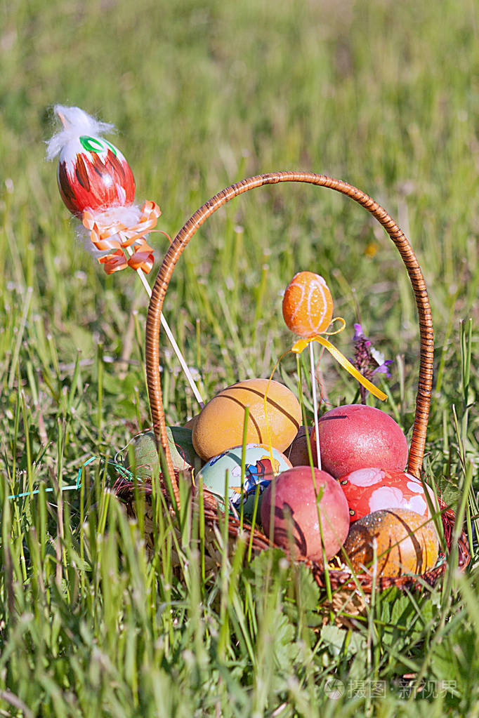 复活节快乐五颜六色的复活节彩蛋在篮子里
