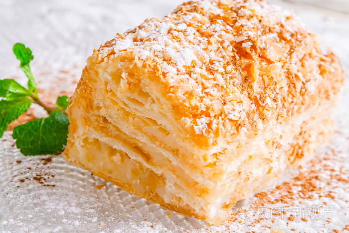 在玻璃盘子上的拿破仑蛋糕特写