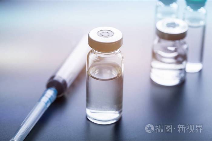 带药物和注射器的瓶子