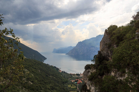 意大利的黑风暴云湖和山脉全景