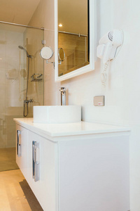 水龙头和水池装饰浴室里图片