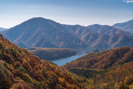 日本秋季里磐梯福岛东湖线 Nakatsugawa 峡