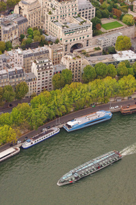 塞纳河在巴黎城市和小船。垂直视图