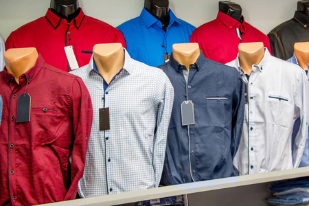 服装模特店的男士衬衫照片