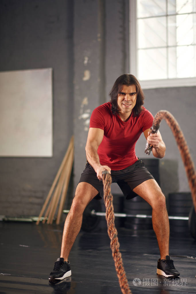 健身房里的人用绳子锻炼身体
