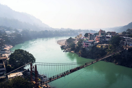 Ram Jhula 是位于 Rishikesh 的一座铁吊桥。