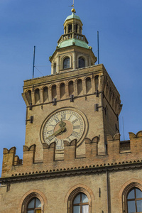 在市府宫的钟楼上观看博洛尼亚。意大利