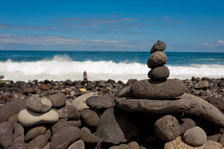 在海边的一堆石头。特内里费岛