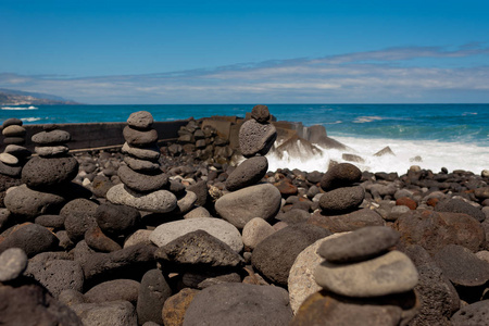 堆栈的沙滩上的石头